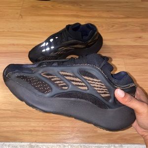 Yeezy 700 v3 “Clay Brown”